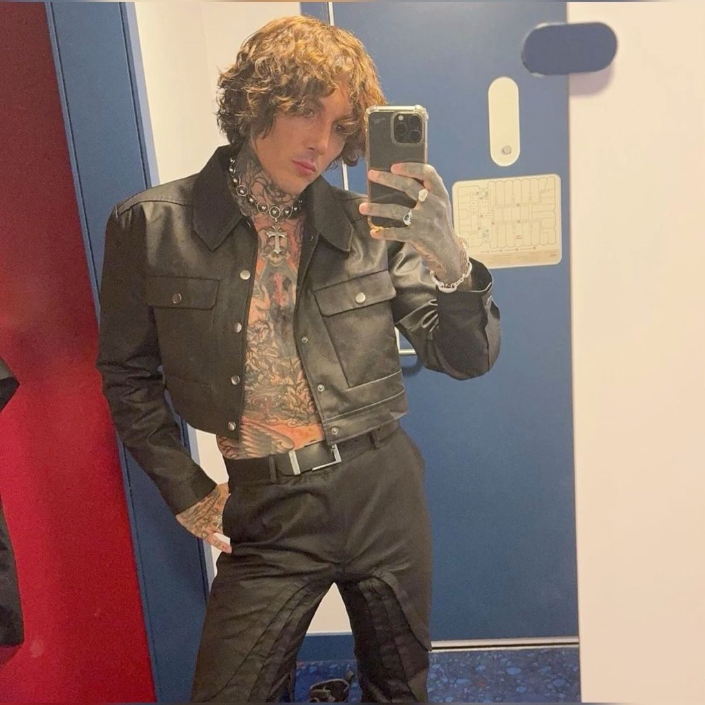 MotionlessLau's tweet photo. Mirror selfie king Oli Sykes reporting for duty 🫡 https://t.co/77l8pKRF3R