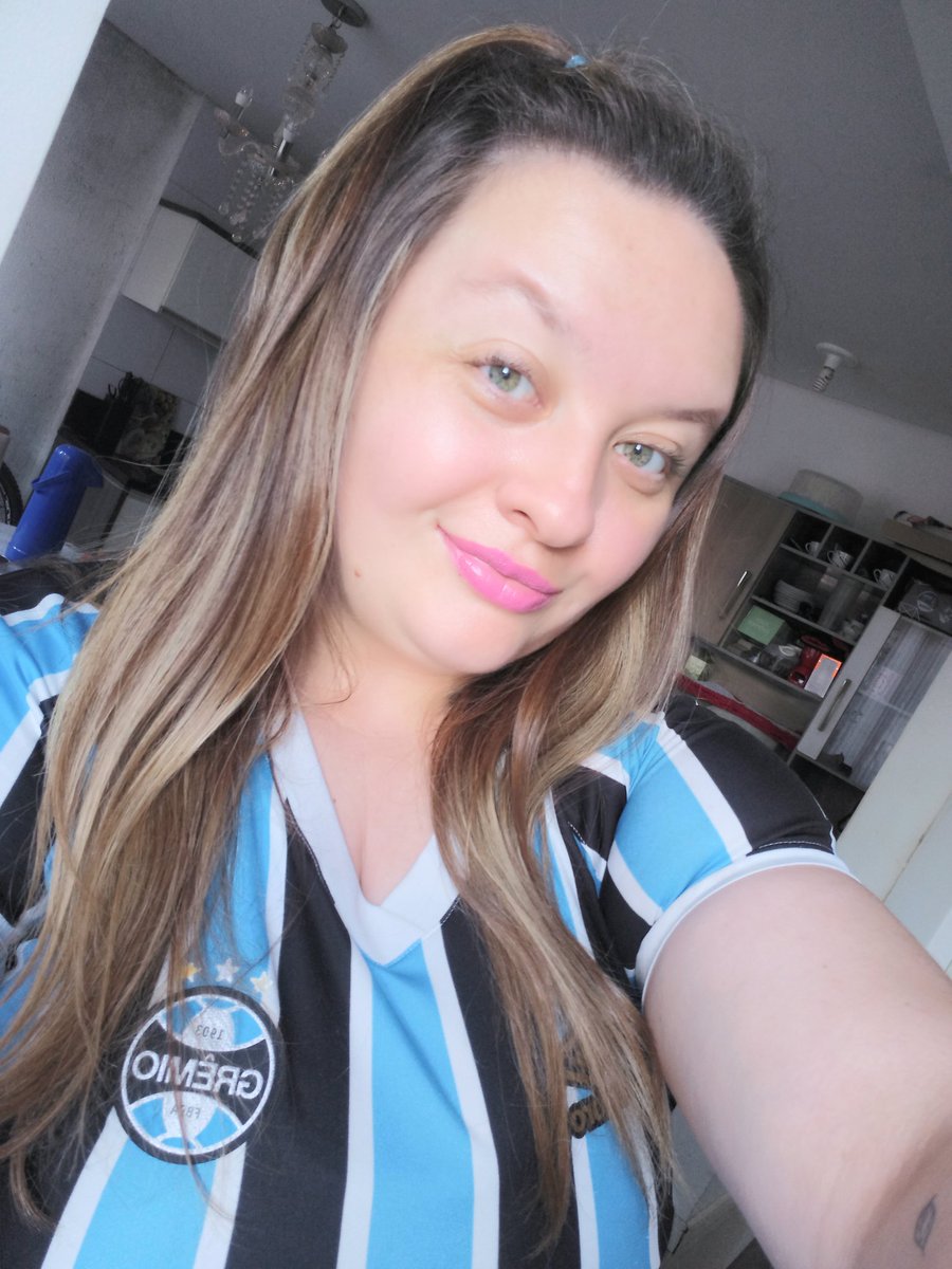lari_td's tweet photo. DIA DE GRÊMIO 
E nada mais importa https://t.co/O3mCYhzupu