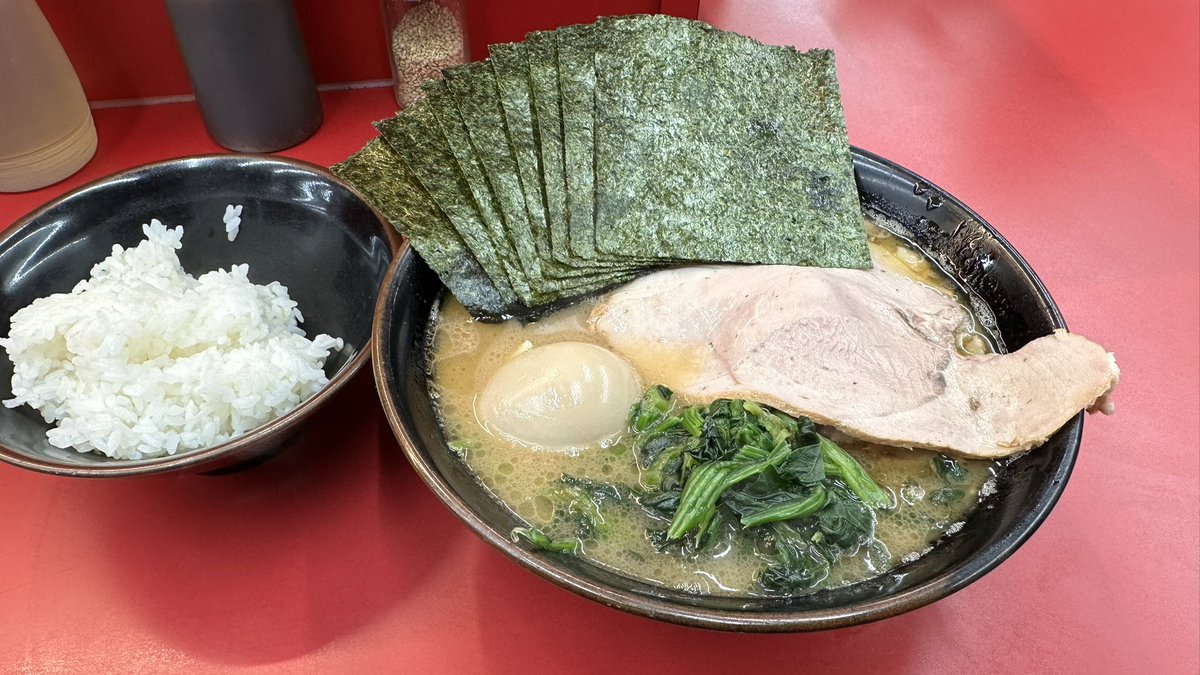 仕事中の砂嵐(小)と寒さで🥶
頭の中はラーメン一択‼️
極寒の夜向かった先は #相馬家 

ラーメン🍜
TP のり増し⬛︎

閉店間際だったのでTPチャーシュー無かった…
ライス少々で終了😅
でも暖かい1杯が身体を温めてくれて生き返る🤲

寒い日のラーメン最高✨