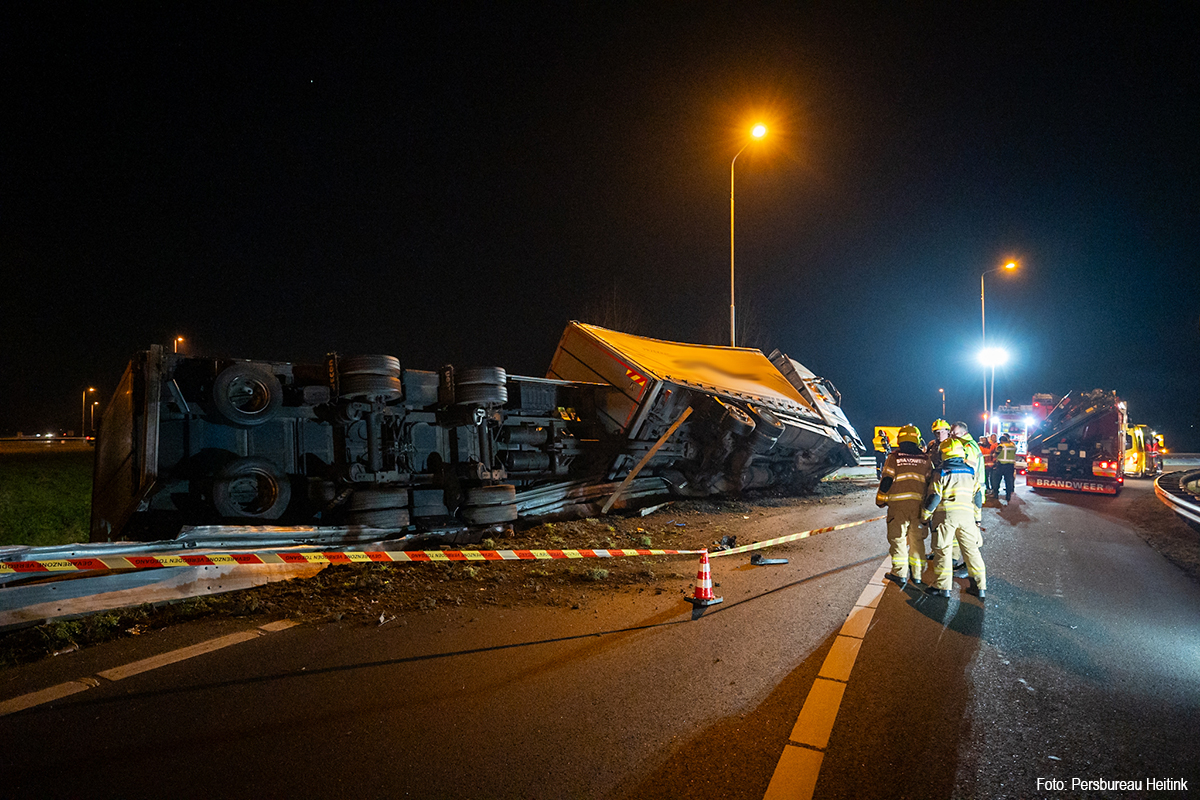 Vrachtwagen gekanteld op A50, chauffeur aangehouden