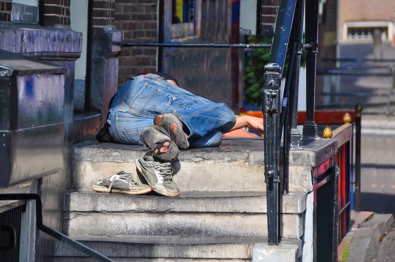 Lege flessen leveren we in voor statiegeld, afgedankte kleren stoppen we in de container, oude kranten in de papierbak. "Overbodige" arbeidsmigranten schoppen we de straat op.