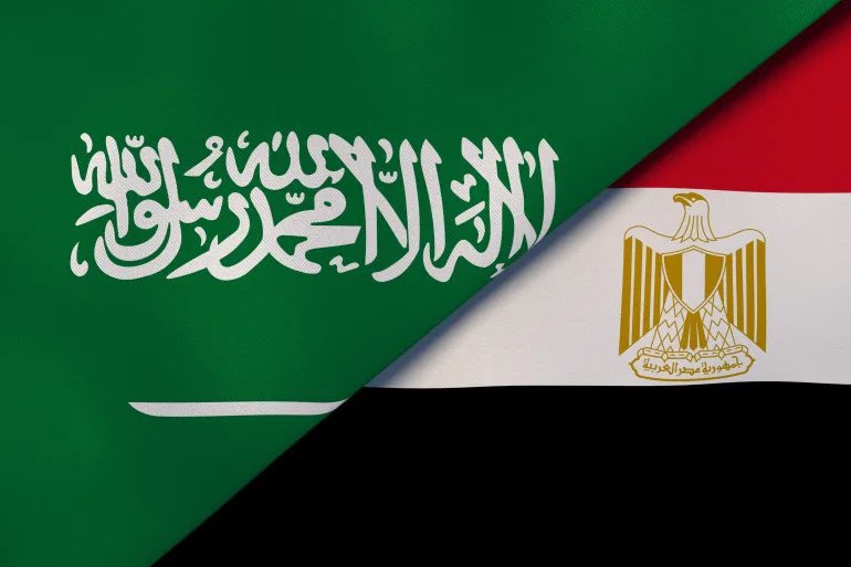 مصر هي عملاق الشرق الأوسط عسكرياً 
مصر الدولة الوحيدة في العالم التي قادرة على استدعاء 40 مليون مصري من سن 20 إلى 45 سنه جميعهم قادرين على حمل السلاح وجميعهم خضعوا لعمليات تدريب عسكرية مكثفة تخيلوا دولة لديها  40 مليون جندي تحاول امريكا  استفزازها 🤣
تحيا مصر 🇪🇬🫡