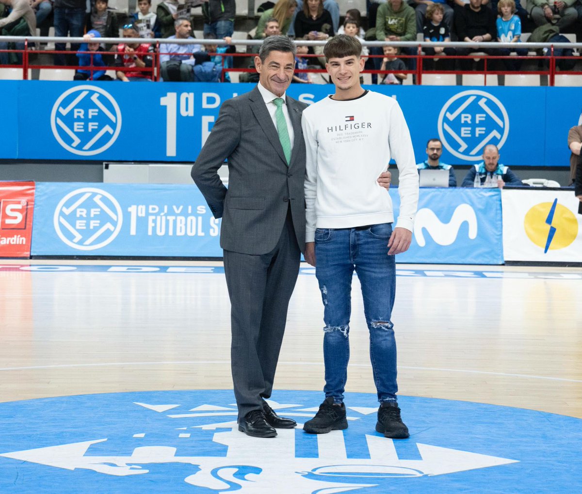 AcademiaInterFS's tweet photo. ๐๏ธ Aarรณn Muรฑoz ha recibido una placa conmemorativa de la mano del presidente de @InterMovistar, Josรฉ Manuel Saorรญn,
๐ El jugador abandona la entidad interista tras 14 aรฑos en la #AcademiaInterFS.
ยกGracias por tu entrega! https://t.co/9A44rWM3dw