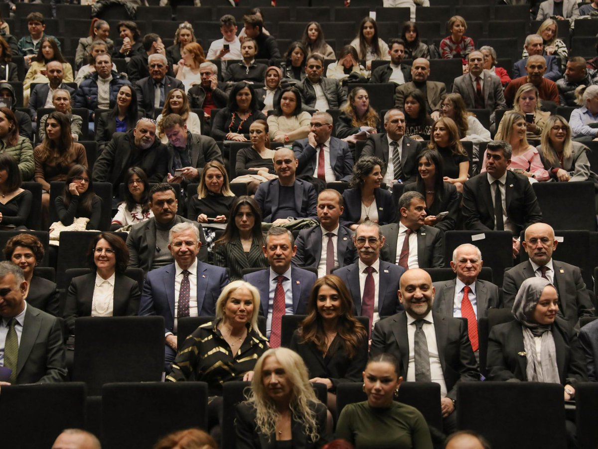 erdalbeskcioglu's tweet photo. Sanat, geçmişin mirasını geleceğe taşırken bizi ortak duygularda buluşturan en güçlü bağdır. Genel sanat yönetmenliğini üstlendiğim Yunus Emre Bir Tasavvuf Müzikali’nin prömiyerinde bizleri yalnız bırakmayan Cumhuriyet Halk Partisi Genel Başkanımız Sn. Özgür Özel’e, CHP Önceki Dönem Genel Sekreterimiz Sn. Önder Sav’a, CHP Genel Başkan Yardımcımız Sn. Gülşah Deniz Atalar’a, Ankara Büyükşehir Belediye Başkanımız Sn. Mansur Yavaş’a, İl Başkanımız Sn. Ümit Erkol’e, İlçe Belediye Başkanlarımıza, Milletvekillerimize, Rektörlerimize ve kıymetli misafirlerimize gönülden teşekkür ederim. Kültürümüzü yaşatmak ve sanatla büyümek dileğiyle…