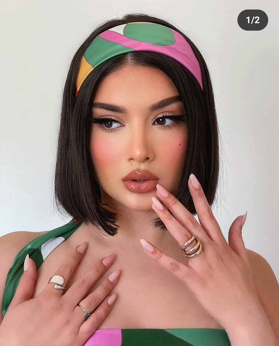 yasmin01Al's tweet photo. kısa saçlarla böyle çekimler ve böyle saçlar yapsak 🥵 #AybükeÇangal @aybukeim https://t.co/PJ4nU9KoRu