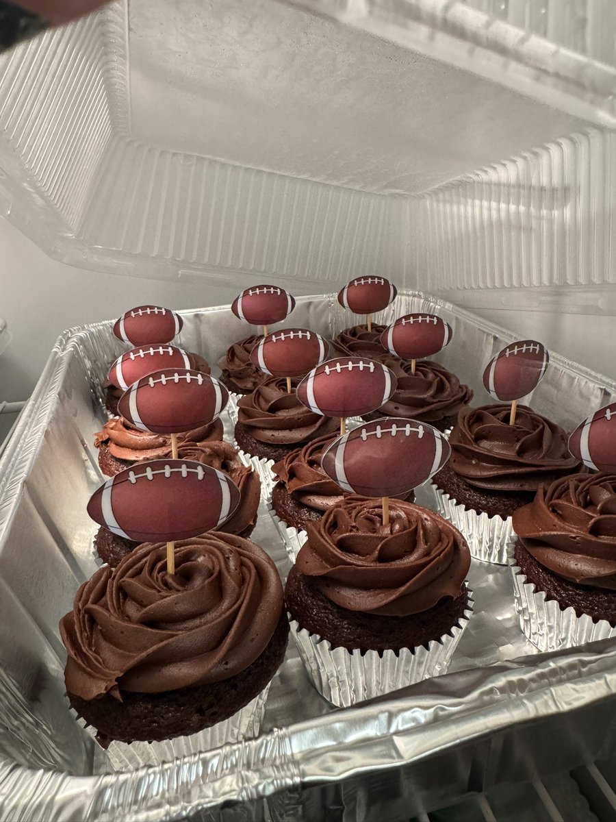 Game day prep, got the cupcakes done ✔️ 
#FlyEaglesFly
