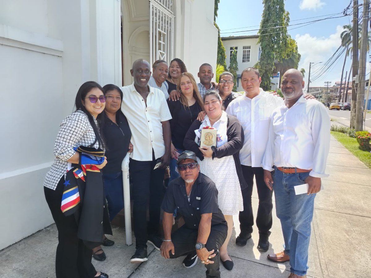 bcsarmiento's tweet photo. Que duro es regresar a la tierrita y reencontrarte con tanta gente querida y que la causa sea despedir a tu hermano... pero que bello fue sentir el calor de gente Colonense....
Siempre en mi corazón ❤️❤️❤️ #Nuncaesunadióssiempreesunhastapronto #familia #GuialdelTown #Leonte https://t.co/S5JnuCnB2l