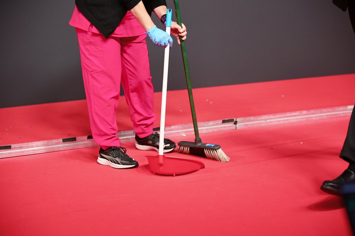 La alfombra roja tiene mantenimiento en directo. Un abrazo a todos los currelas anónimos que hacen que esto luzca, aunque no se lleven premios.

📸 <a href="/MarcoBarada/">Marco Barada</a> 

#Goya2025
