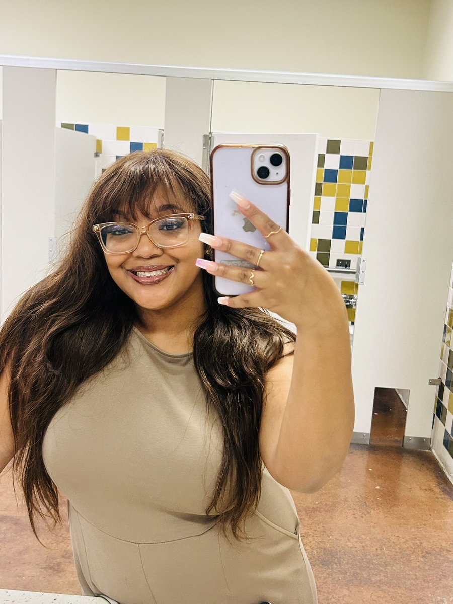 ____Naye's tweet photo. FIRST PLACE WINNER AT THE CONFERENCE 🥇😭💜💛 https://t.co/0NCYsuItXu