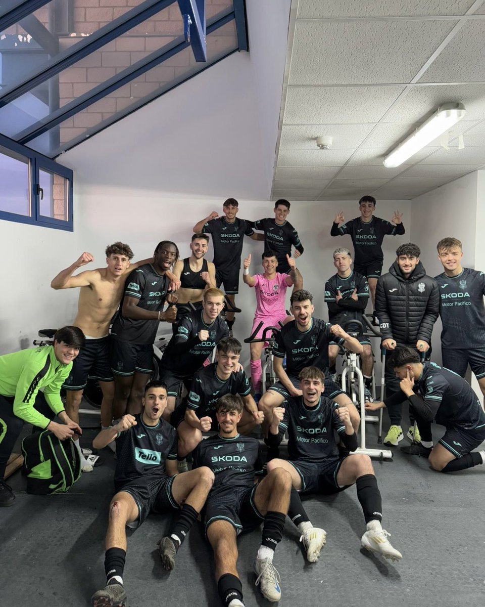 🔥 Gran victoria del #CDToledoB a domicilio frente al Recas 🖤🩵

⚽️ Tole y Charlie 

#SiempreCDToledo 💚⚪️