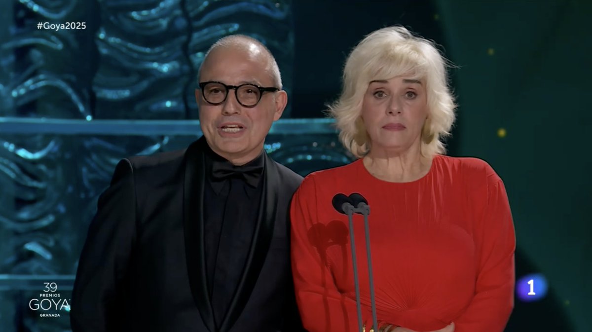 PremiosGoya's tweet image. El Goya a Mejor Película de Animación lo entregan Pablo Berger, que el año pasado arrasó con su película &quot;Robot Dreams&quot;, llegando hasta los Oscar y Anabel Alonso, uno de los nombres más populares de la comedia española. Voz, además, de Dory en &quot;Buscando a Nemo&quot;. #Goya2025