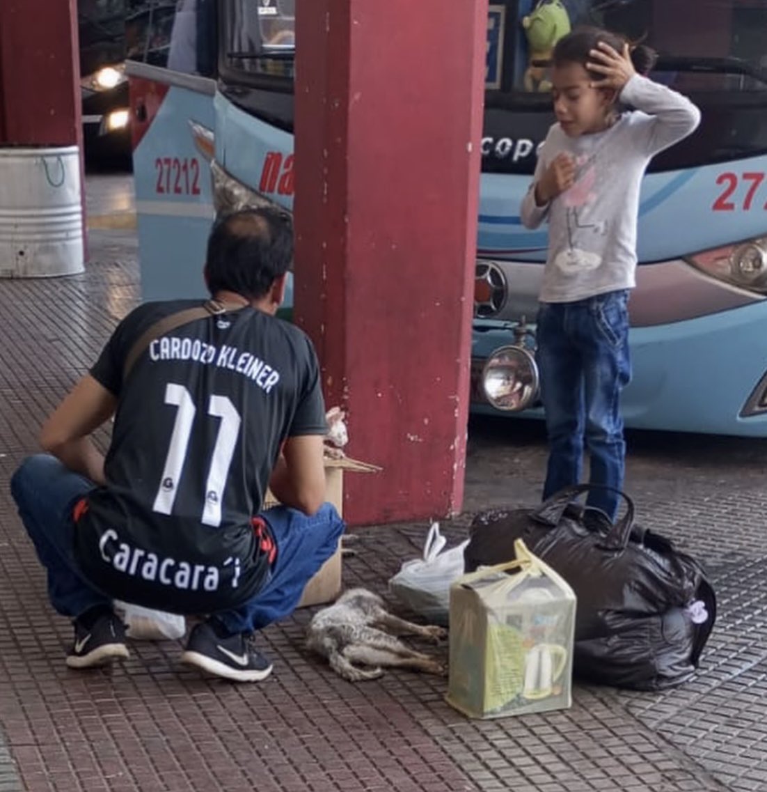 Josiasbuzo0's tweet photo. Esta foto fue tomada frente al bus de nuestra empresa, la persona afectada arribo a la capital con una empresa colega y el bus de NASA (27212) salía a CDE, justamente se tomó la foto frente al bus (que estaba de salida). Investigaremos a fondo lo ocurrido con la seguridad de TOA. https://t.co/g5zL6WJ6QW