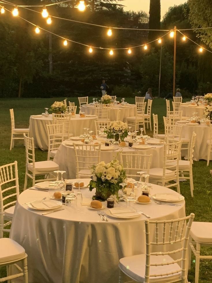 Adl_ledz's tweet image. Petit mariage simple de ce style dans un jardin au printemps en petit comité avec que des gens qui me souhaitent sincèrement du bien y’a rien de mieux