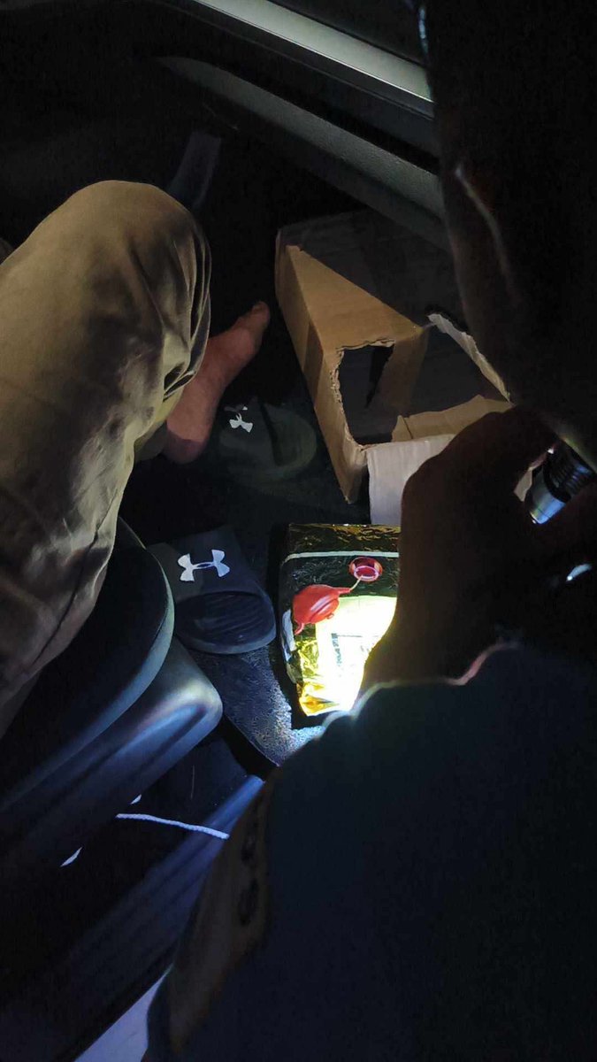 dzrhnews's tweet photo. JUST IN: P6.9M halaga ng hinihinalang shabu, nasabat sa COMELEC checkpoint sa Davao City; negosyante at helper tinangka pang manuhol ng pulis, arestado | RH 52 @ednielparrosa, DZRH News

📷: Davao PNP https://t.co/Po4ufU3NNY