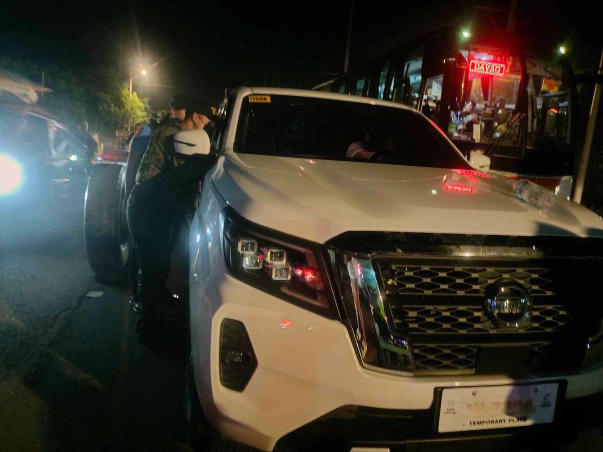 dzrhnews's tweet photo. JUST IN: P6.9M halaga ng hinihinalang shabu, nasabat sa COMELEC checkpoint sa Davao City; negosyante at helper tinangka pang manuhol ng pulis, arestado | RH 52 @ednielparrosa, DZRH News

📷: Davao PNP https://t.co/Po4ufU3NNY