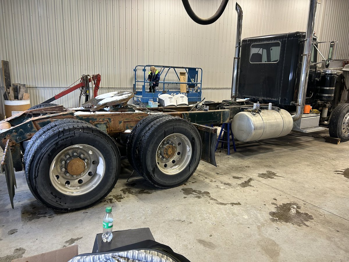 albertahick's tweet photo. New clip and 4 feet of frame for the ole 359, hopefully have it welded on mid next week. #peterbilt #bigrig https://t.co/tNs2oYr8oC