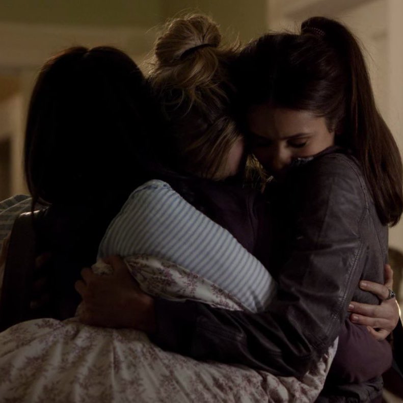 um dos momentos que eu mais amo em tvd é quando o stefan fica super preocupado com a caroline e chama a bonnie e a elena pra passar a noite com ela 🥹 ele sabia que ela precisava das suas melhores amigas COMO EU AMO