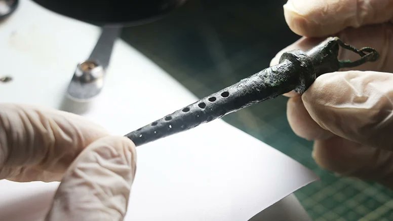 Karabük'te Hadrianopolis Antik Kenti'ndeki kazılarda milattan sonra 5'inci yüzyıla ait olduğu düşünülen bronz içecek filtresi (pipet) bulundu.