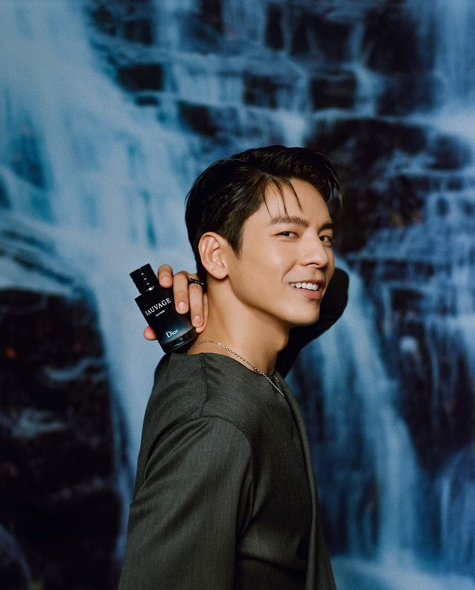 AustinLin27's tweet photo. 像水一樣柔軟就能像水一樣堅韌，像水一樣透澈就能像水一樣自在。

Sauvage 澄澈香精的水基底，是親膚的自然，也是清新香氣的來源。如同在山林裡被瀑布療癒，如同在家裡被水哥療癒。

@Diorbeauty @Diorbeautylovers @Dior #Diorsauvage #Poweredbywater #Diorbeauty https://t.co/deuTbdkmlW