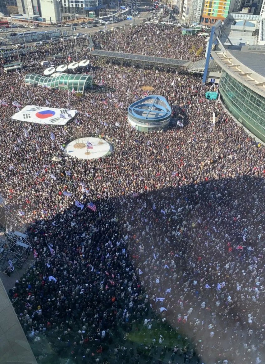 다음부터
대구만 계엄을 해야 겠어요
대구가
이렇게 내란을 좋아 할줄은. . .