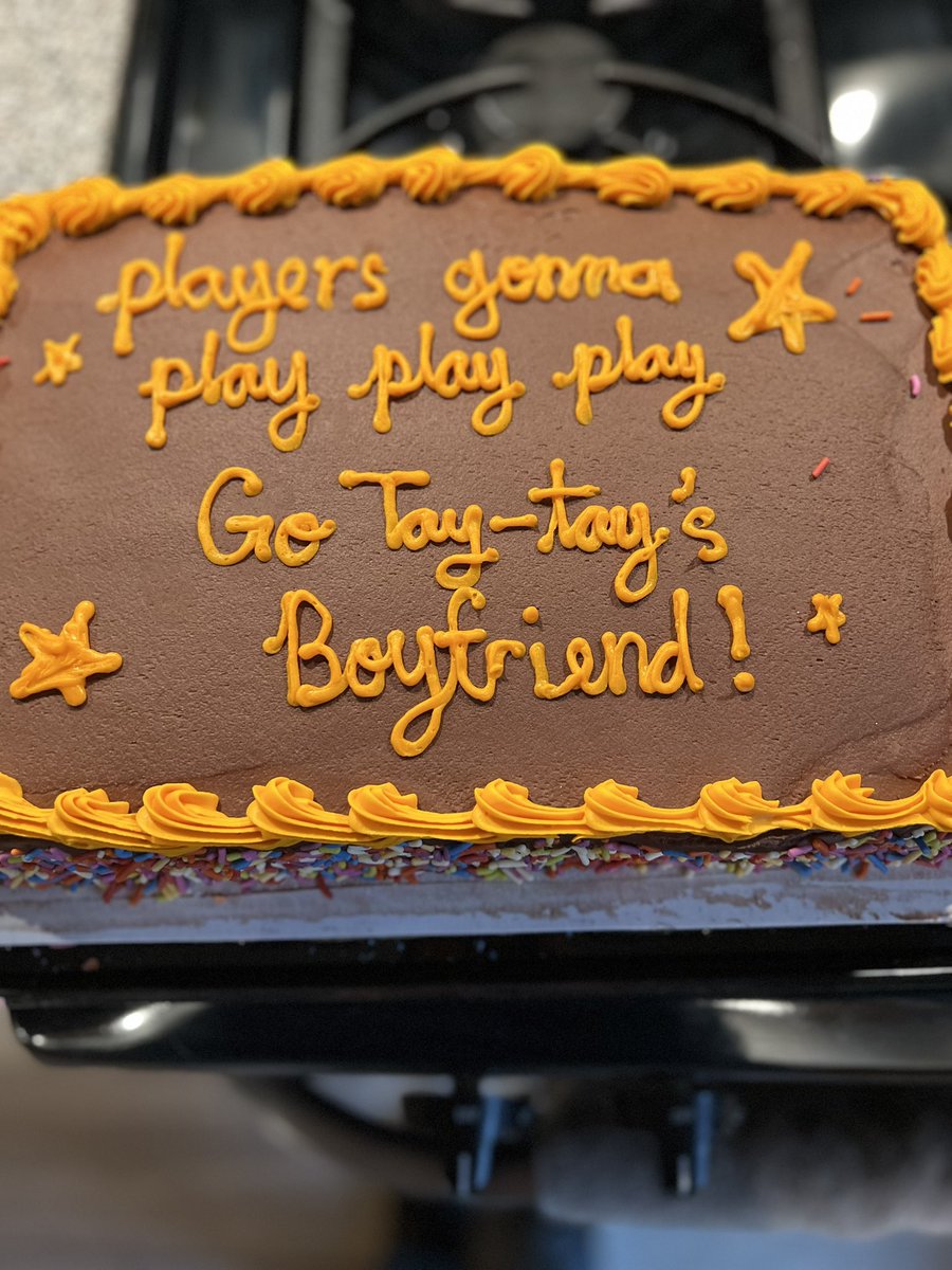 shellyshenoy's tweet image. Bringing this to a Super Bowl party tomorrow. Do we think anyone’s gonna know I’m not really a football person? 😂🥳
#SuperBowlSunday #superbowl2025 #superbowl @taylorswift13 #Swiftie