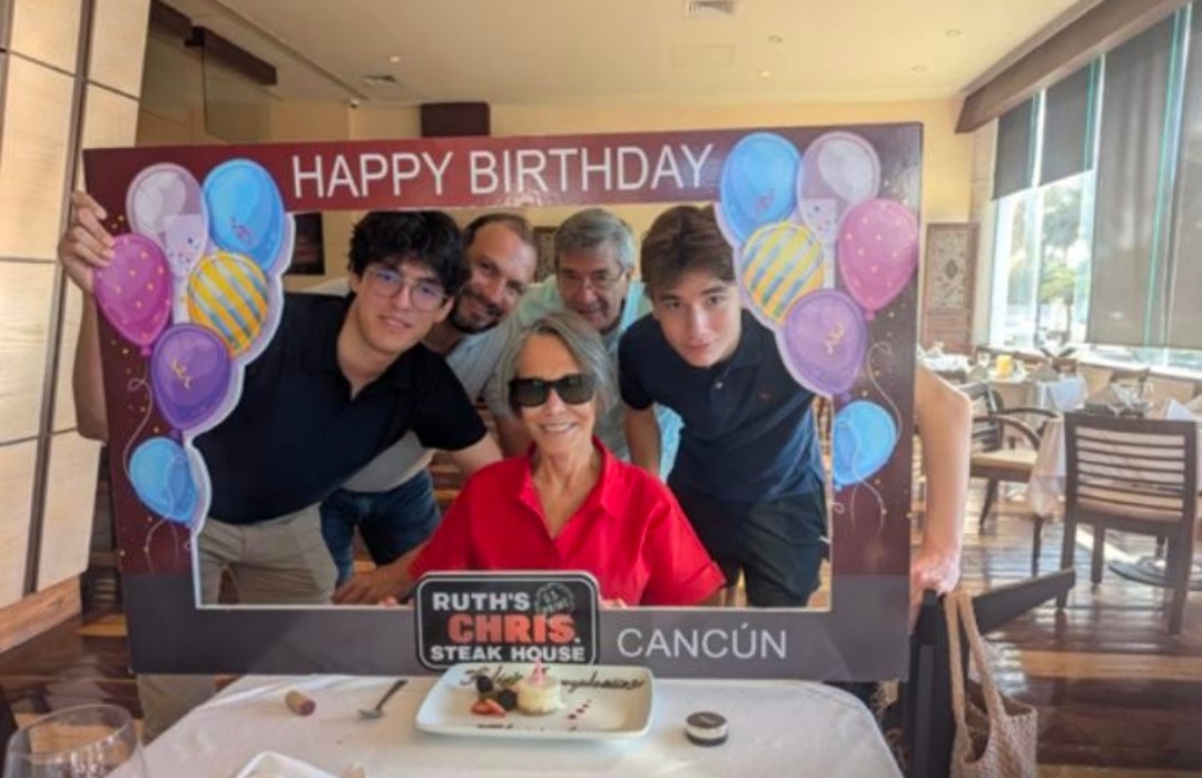 FlorindaMezaCH's tweet photo. Hoy me siento feliz y lo comparto con ustedes, mi Bonita Vecindad Virtual... ¡Los amo! Gracias por su cariño. https://t.co/Tzo7Dc2fe4