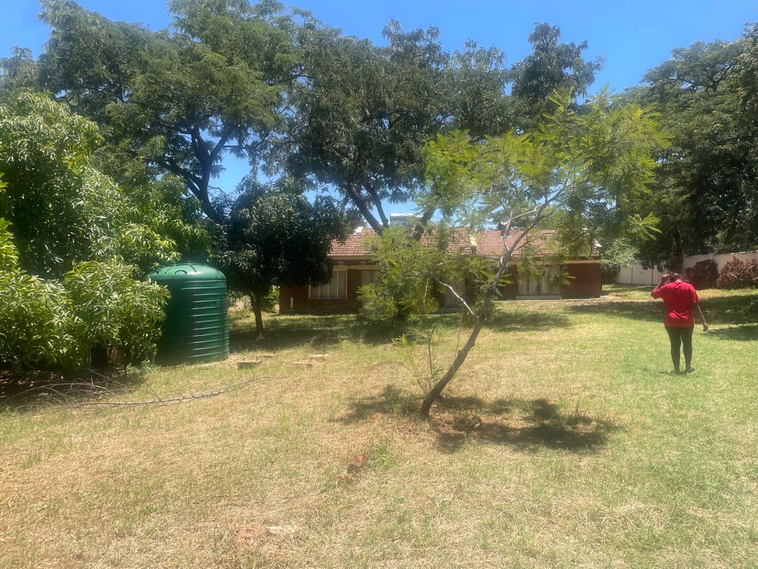 btmutasa's tweet photo. Bindura house, 5 bedrooms, on 3500m²,  located aprox 1.5km from the CBD and 500m from Bindura University FSE campus, it's a residential / investment property, ideal for a Boarding house, BnB, private school, Lodge. Cession, 120k, 0715671763 / 0783648097 https://t.co/PdClvmbVHc https://t.co/PN65RdWcXi