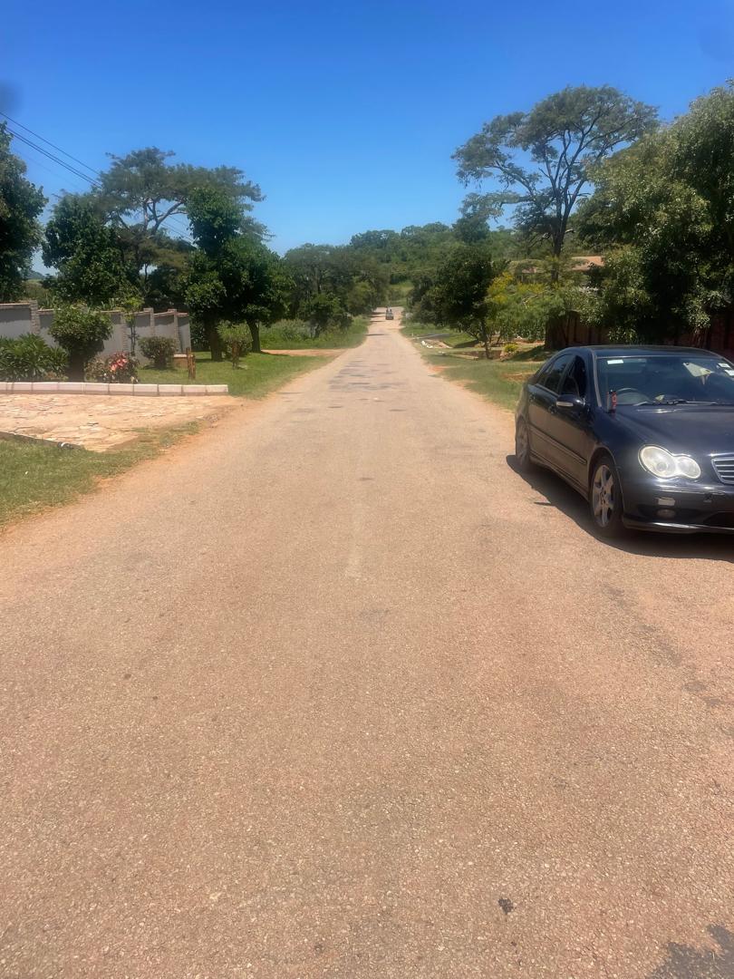 btmutasa's tweet photo. Bindura house, 5 bedrooms, on 3500m²,  located aprox 1.5km from the CBD and 500m from Bindura University FSE campus, it's a residential / investment property, ideal for a Boarding house, BnB, private school, Lodge. Cession, 120k, 0715671763 / 0783648097 https://t.co/PdClvmbVHc https://t.co/PN65RdWcXi