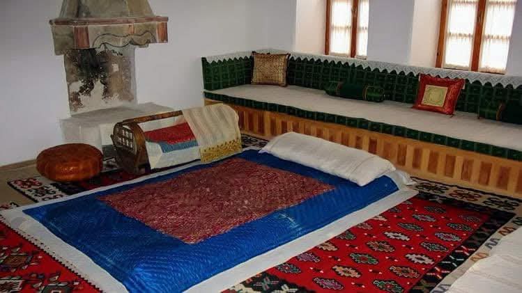 YÜN YORGANLARI BIRAKTIK HASTA OLMAYA BAŞLADIK, BAKIN YÜN NE KADAR FAYDALIYMIŞ!.                                                     Koyun, deve, keçi tüyleri YÜN ismini alır. Hakiki yün koyun yünüdür. Koyun derken de dişi davar anlaşılır. Koç, yani erkek