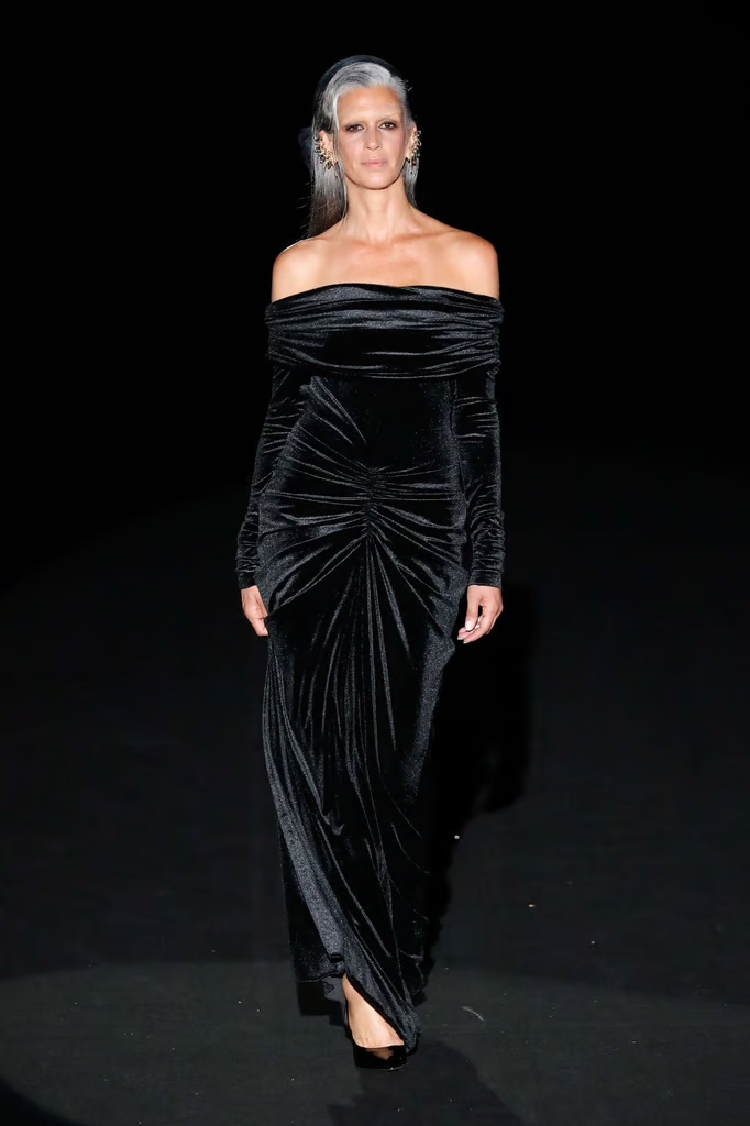 <a href="/GmezMacarena/">Macarena Gómez</a> <a href="/teresahelbig/">Teresa Helbig</a> <a href="/zegarciaoficial/">ZeGarcia</a> <a href="/barolucasbl/">Baro Lucas</a> <a href="/elenassanchez_/">Elena S.Sánchez</a> <a href="/TONYWARDCOUTURE/">TONY WARD</a> <a href="/rubenhdzcouture/">Rubén Hernández</a> <a href="/cayetanagc/">Cayetana Guillèn-Cuervo</a> <a href="/OfficialNievesA/">Nieves Alvarez</a> <a href="/SRHauteCouture/">STEPHANE ROLLAND</a> <a href="/soyyomelody/">Melody Oficial</a> <a href="/KelvisCasillas/">kelvis casillas</a> <a href="/Malne_Official/">MALNE</a> <a href="/martabelenguer2/">marta belenguer</a> <a href="/LauraEscanes/">Laura Escanes</a> <a href="/yolancris/">Yolancris</a> <a href="/LuciaJimenezTV/">Lucía Jiménez</a> <a href="/Dior/">Dior</a> <a href="/MarinaGuerola/">@MarinaGuerola</a> <a href="/PdH_es/">Pedro del Hierro</a> <a href="/Nacho_Aguayo/">Nacho Aguayo</a> <a href="/LoeweOfficial/">LOEWE</a> <a href="/LuisBerrendero/">Luis Berrendero</a> <a href="/ainaclotet/">aina clotet</a> <a href="/MenchenTomas/">Menchén Tomàs</a> <a href="/lolaindigomusic/">Lola Indigo</a> @PaulaVazquezTV <a href="/HouseofHerrera/">Carolina Herrera</a> <a href="/LeonorWatling1/">LeonorWatling</a> <a href="/westwood_japan/">Vivienne Westwood</a> <a href="/juana_acosta/">Juana Acosta</a> <a href="/armani/">Armani</a> <a href="/Mansolutely/">Mansolutely</a> <a href="/AlejandroSanz/">Alejandro Sanz</a> <a href="/JPGaultier/">Jean Paul Gaultier</a> <a href="/cherubina_/">Cherubina</a> <a href="/itsaso_arana/">Itsaso Arana</a> <a href="/AmaiaSalamanca/">Amaia Salamanca</a> <a href="/PalomoSpain/">Palomo Spain</a> <a href="/rigobandini/">Rigoberta Bandini</a> <a href="/laleonademaria/">Maria Leon Barrios</a> <a href="/raqsanchezsilva/">Raquel Sanchez Silva</a> <a href="/Zac_Posen/">Zac Posen</a> <a href="/MalenalterioWeb/">Web Malena Alterio</a> <a href="/FursacParis/">Fursac</a> Sublime Luisa Mayol con un diseño perteneciente a la colección Spring-Summer 2025 de Michael Costello sobre la alfombra roja de la 39º edición de los #PremiosGoya 🖤

#Goya2025