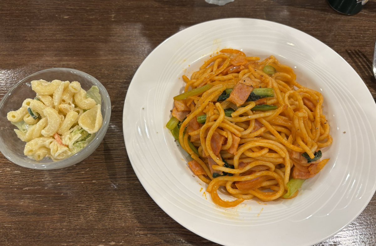 konie060's tweet photo. 居心地のよい喫茶店「サロン・ド・ティファニー」さんの昼食メニュー。太麺で美味しいナポリタン🍝デザートに人気のプリンを追加して、素敵なカップでいただく珈琲と🍮☕️✨#藤沢喫茶 https://t.co/3c37HBbvxi