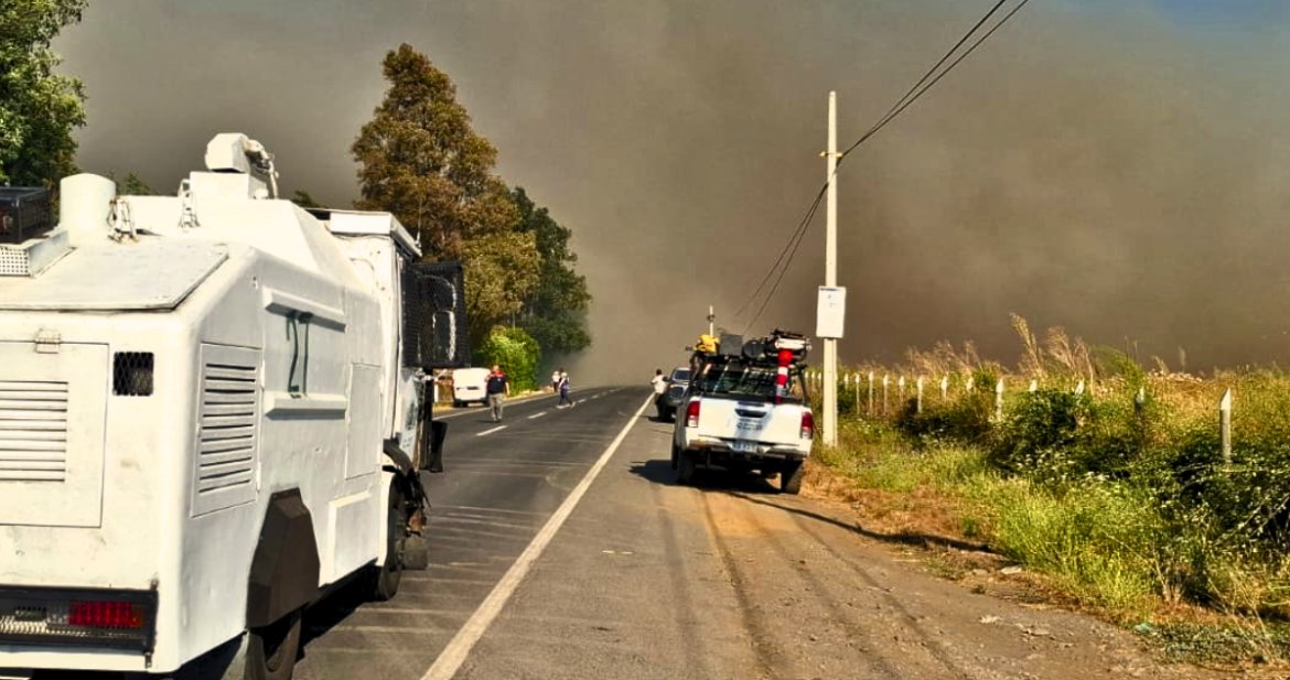 cbarriaz's tweet photo. Todos quienes estén en zonas cercanas a incendios forestales, ir a dejar a todas las Compañías de Bomberos de los pueblos y ciudades:
-Gatorate o similar.
-Barras de proteína. 
-Frutos secos.
-Agua mineral sin gas en botella formato de 1/2.

Muévete Chile 🇨🇱 https://t.co/xJGek0Paqg