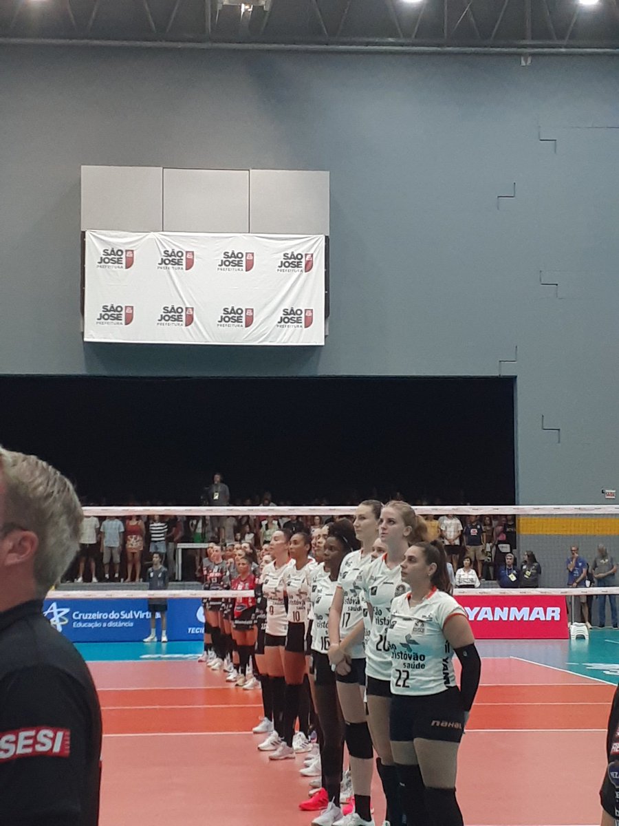 a_fischer98's tweet photo. Osasco e Sesi Bauru perfiladas pro hino nacional antes da decisão da Copa Brasil 🇧🇷🏐🏆 https://t.co/dvjxVxcwhP