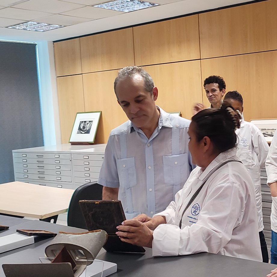 Junto a la querida Perla, siempre fiel a la obra de Eusebio, recorrimos Archivo Histórico de la Ciudad, en excelente estado de conservación. Colectivo joven y preparado, q guía Grisel con sabiduría. Como Leal, protegen nuestra historia como alma de la Patria! <a href="/DiazCanelB/">Miguel Díaz-Canel Bermúdez</a> #Habana
