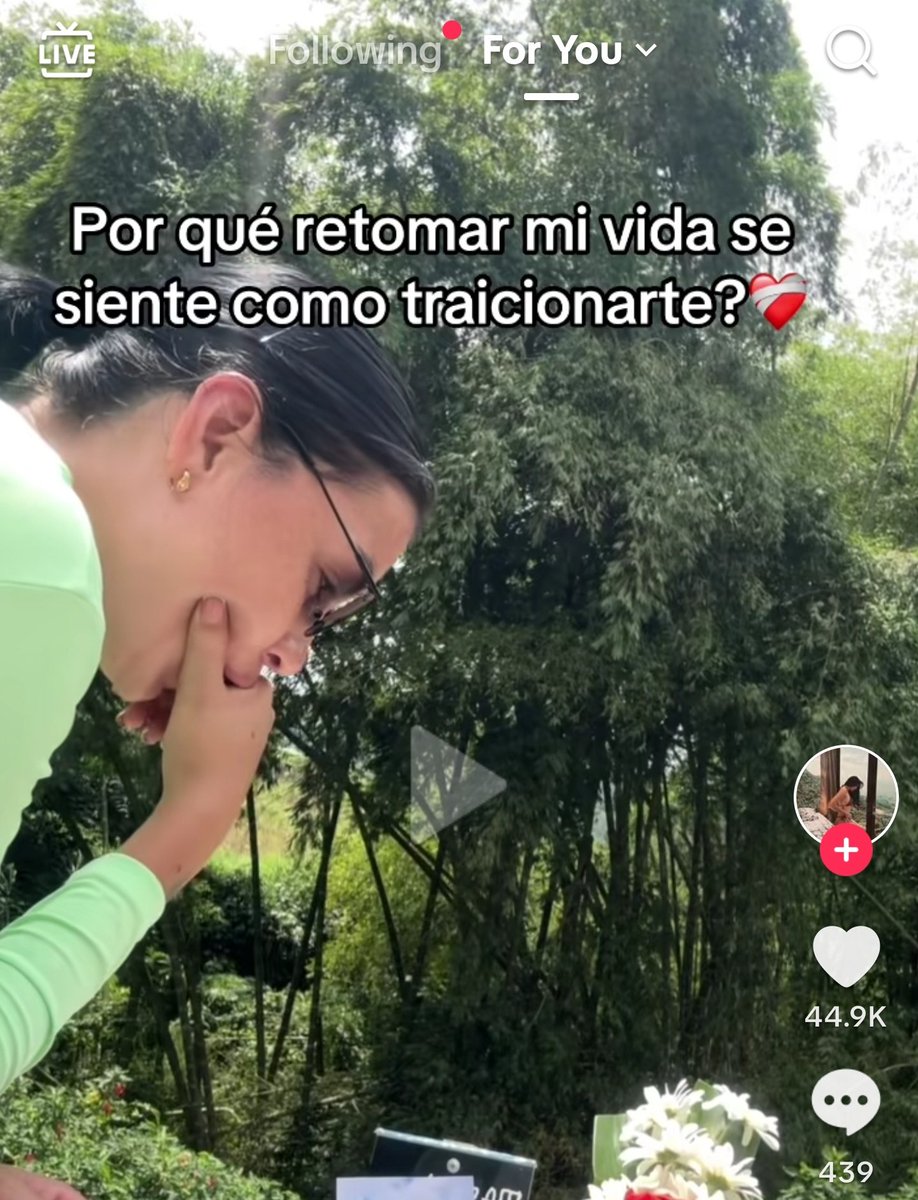 Acabo de ver este video y es tan real que cuando pierdes a alguien que amas e intentas seguir adelante o ya no recuerdas aquel ser con la misma intensidad que antes, se siente como traición