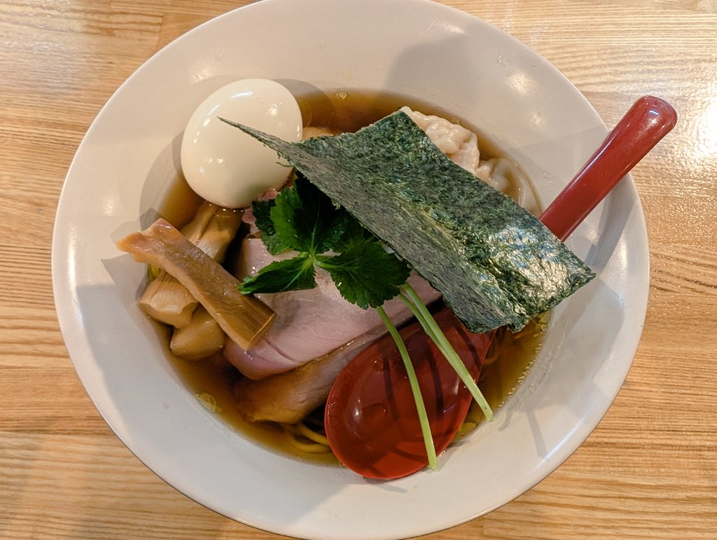 Televiken3rdGen's tweet photo. #自家製麺くろ松
特上白醤油つけ麺大盛
（松）特上中華そば
肉ごはん
ワンタン皿（山椒）
久しぶりのくろ松様💕
菊地様のらーめんが食べたくて✖︎２🤗予約した💖つけ麺·昆布まぜまぜ忘れる位·麺が美味くて💕つけ汁も·いや中華そばも·麺にスープにチャーシューにワンタンにと見た目美しく味も最高🥰✨ https://t.co/ljiLV1wn52