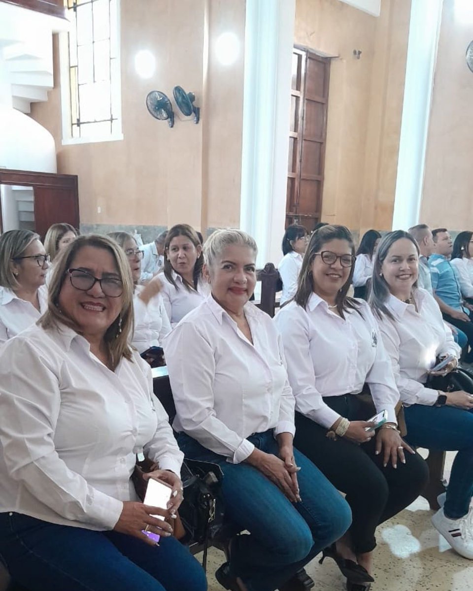 CAMCOMERCIOBOL's tweet photo. La iglesia de la Rectoría Nuestra Señora del Rosario recibió el equipo de la Cámara de Comercio y la damas voluntarias escucharon las palabras del Padre Darwin Chona, quien ofició la misa junto a Fandi Nasser.
de reflexión y bendición! https://t.co/KEtulgD75l