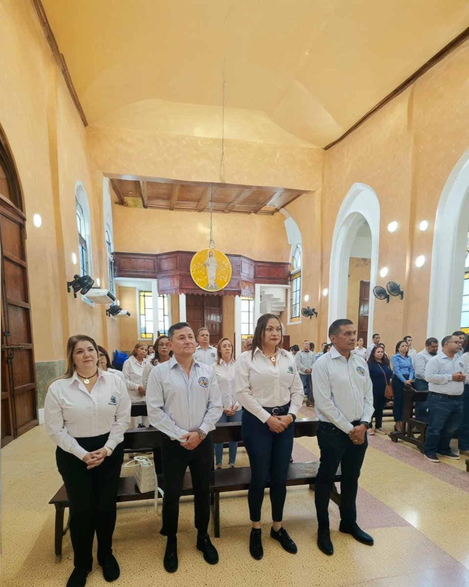 CAMCOMERCIOBOL's tweet photo. La iglesia de la Rectoría Nuestra Señora del Rosario recibió el equipo de la Cámara de Comercio y la damas voluntarias escucharon las palabras del Padre Darwin Chona, quien ofició la misa junto a Fandi Nasser.
de reflexión y bendición! https://t.co/KEtulgD75l