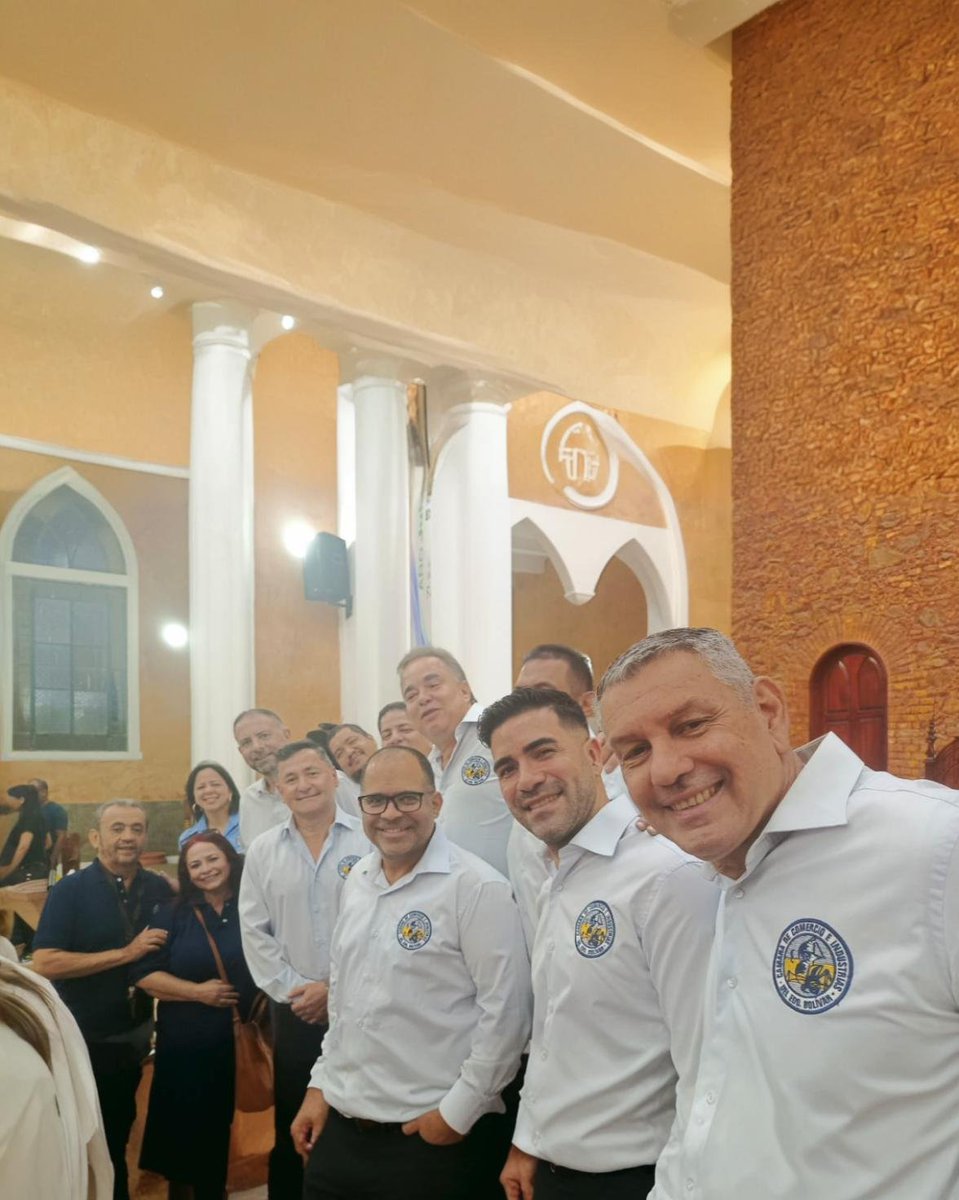 CAMCOMERCIOBOL's tweet photo. La iglesia de la Rectoría Nuestra Señora del Rosario recibió el equipo de la Cámara de Comercio y la damas voluntarias escucharon las palabras del Padre Darwin Chona, quien ofició la misa junto a Fandi Nasser.
de reflexión y bendición! https://t.co/KEtulgD75l