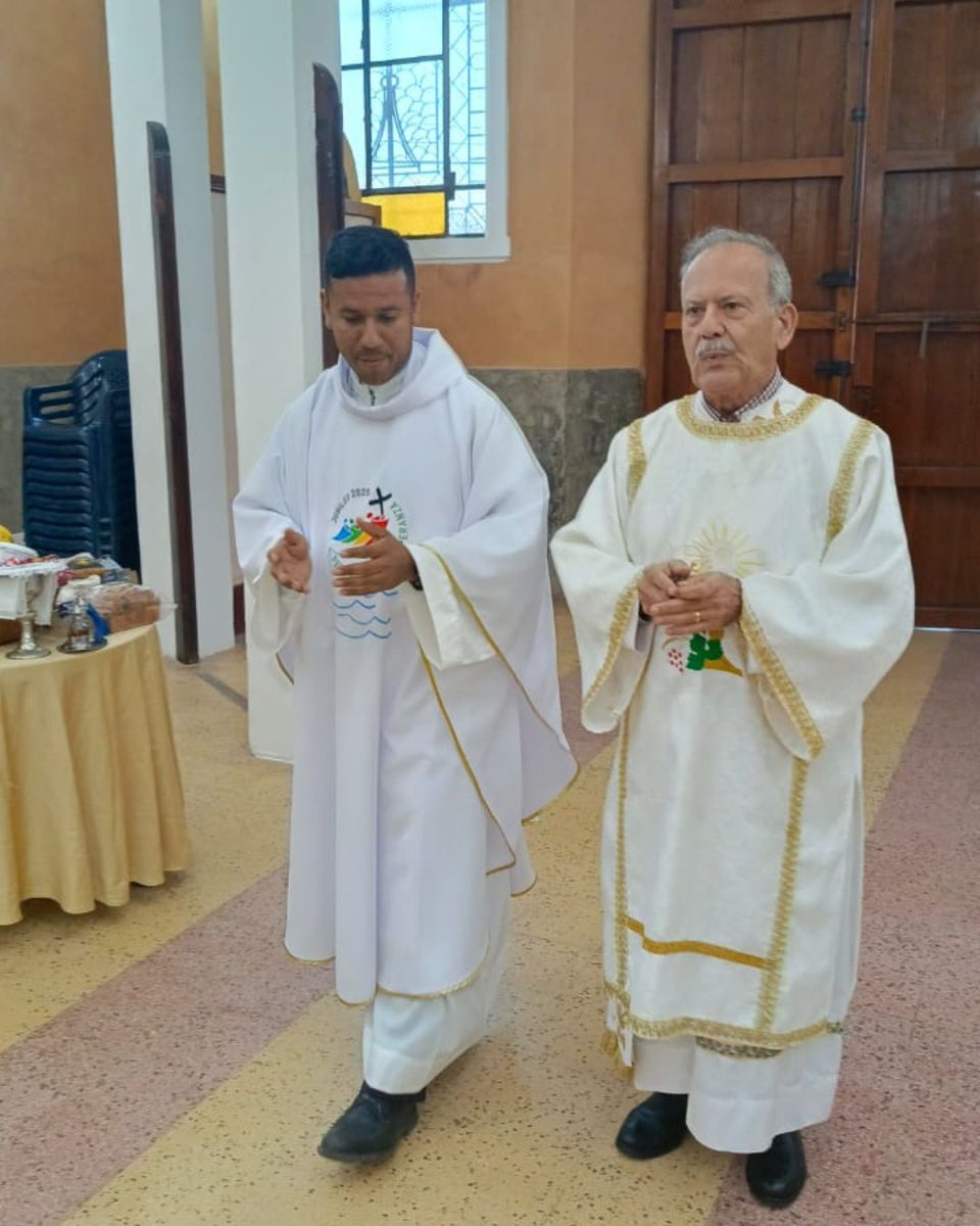 CAMCOMERCIOBOL's tweet photo. La iglesia de la Rectoría Nuestra Señora del Rosario recibió el equipo de la Cámara de Comercio y la damas voluntarias escucharon las palabras del Padre Darwin Chona, quien ofició la misa junto a Fandi Nasser.
de reflexión y bendición! https://t.co/KEtulgD75l