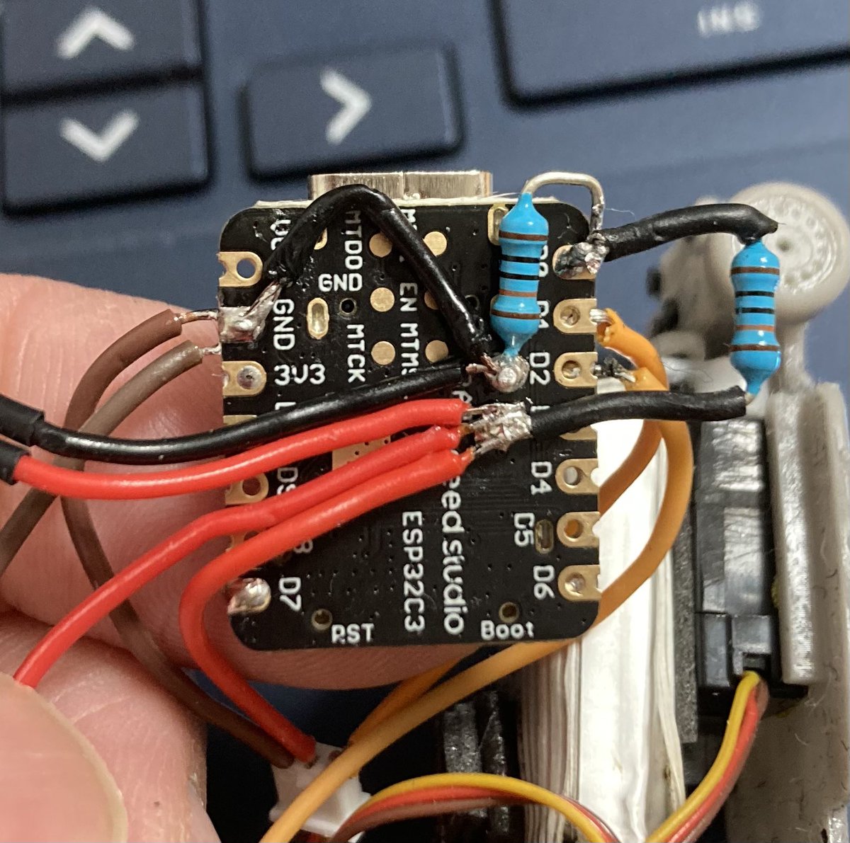 MSRC05347939's tweet image. 1/64リッジレーサー車両用自作RCシステムプロトタイプの完成です。シャーシ設計から無線制御系ソフトまで全て一貫して開発しました。サーボとモーター系の電源はバッテリーから直接引いています。
#リッジレーサー 
#ミニカー
#ラジコン
#プログラミング
#3dプリンタ
#ridgeracer