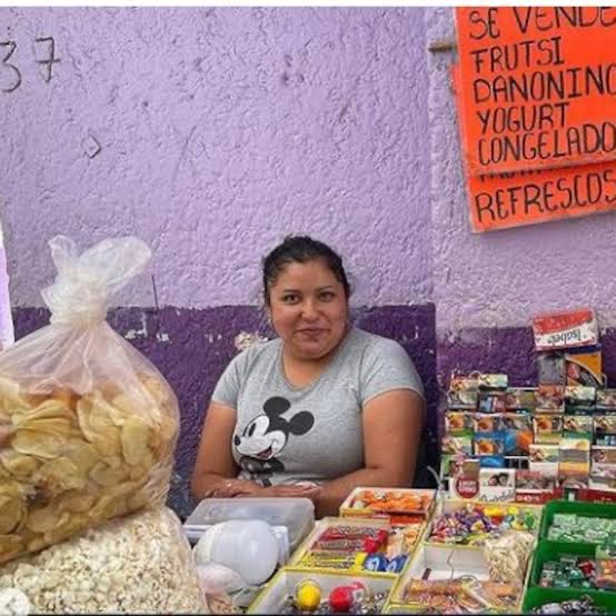 dannaforfans's tweet photo. Para el video de “NADA ES PARA SIEMPRE”próxima canción de Danna se rentó un carro particular  propiedad de un Señor totalmente mexicano ❤️. Recordemos que danna le pagó a una mujer que vendía dulces en la calle para aparecer en el video de XT4S1S.
REINA QUE APOYA A SU GENTE 🇲🇽 https://t.co/mCisxa6Bg0