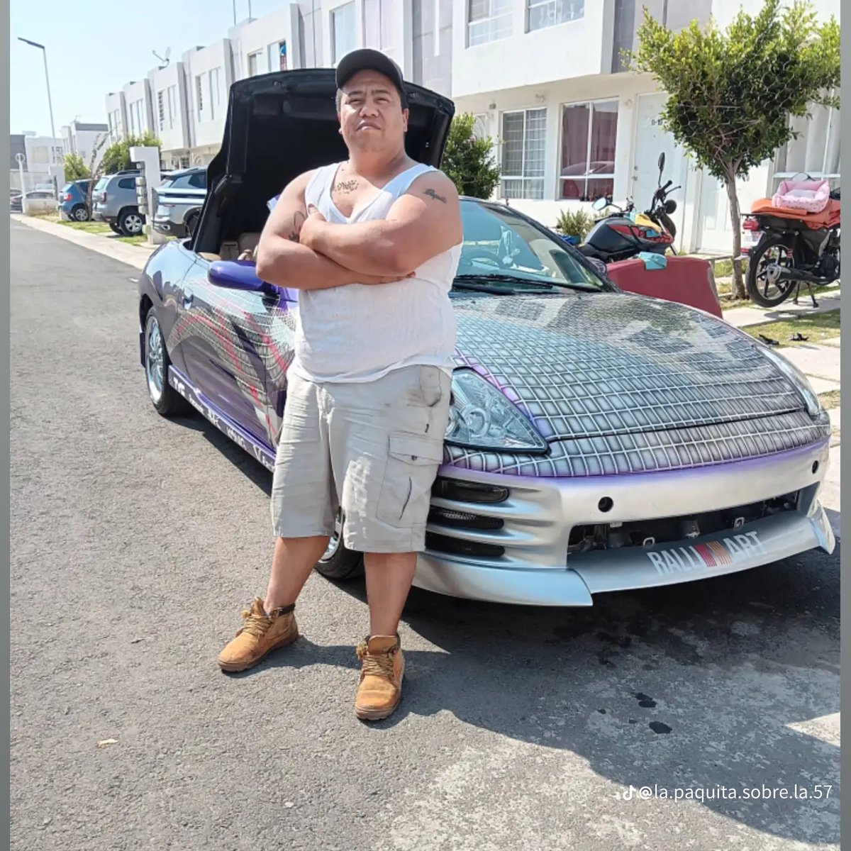 dannaforfans's tweet photo. Para el video de “NADA ES PARA SIEMPRE”próxima canción de Danna se rentó un carro particular  propiedad de un Señor totalmente mexicano ❤️. Recordemos que danna le pagó a una mujer que vendía dulces en la calle para aparecer en el video de XT4S1S.
REINA QUE APOYA A SU GENTE 🇲🇽 https://t.co/mCisxa6Bg0