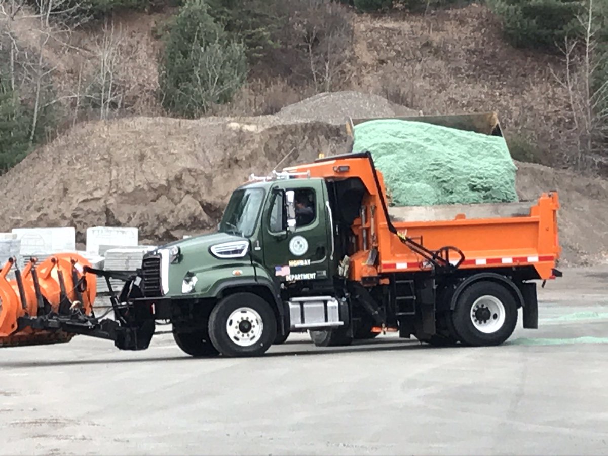 #Simsbury Public Works has our team out pre-treating our roads in anticipation of tonight’s snow storm.  Now’s the time to get home before the snow!  Be safe!