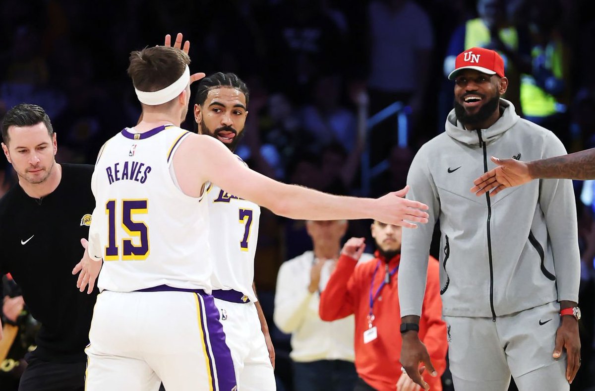 LeBron llamó a Austin Reaves anoche para avisarle que hoy no jugaría, según contó JJ Redick. 

Redick le dijo a Reaves antes del partido que probablemente necesitaría algo así como 38-8-8 para que LA ganara. 

Reaves respondió con un 45-7-7, y 3 robos 🔥🔥🔥