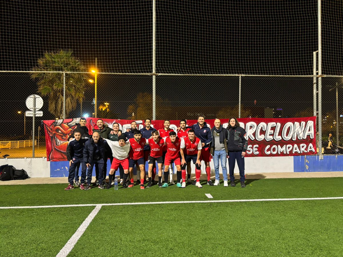 PRojaBcn's tweet photo. @NicolasNardini Saludos De Barcelona, la Peña Roja alentando desde  Lo de Fauni. https://t.co/jYgjoRbrP9