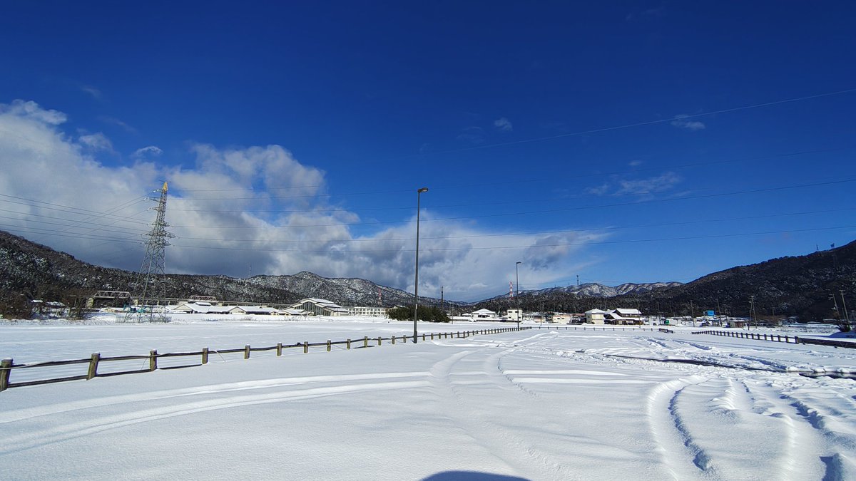 nagomoca's tweet photo. 滋賀県北部はこの雪です。
お願いです。ノーマルタイヤで行ける所まで行こうとか浅はかな考えで来るのはやめてください。 https://t.co/YEILSE5gEB