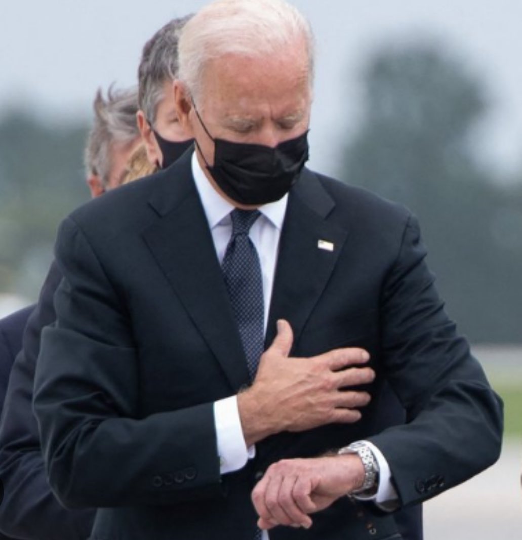 @Dog_House_Show <a href="/EdKrassen/">Ed Krassenstein</a> Lack of respect in one photo