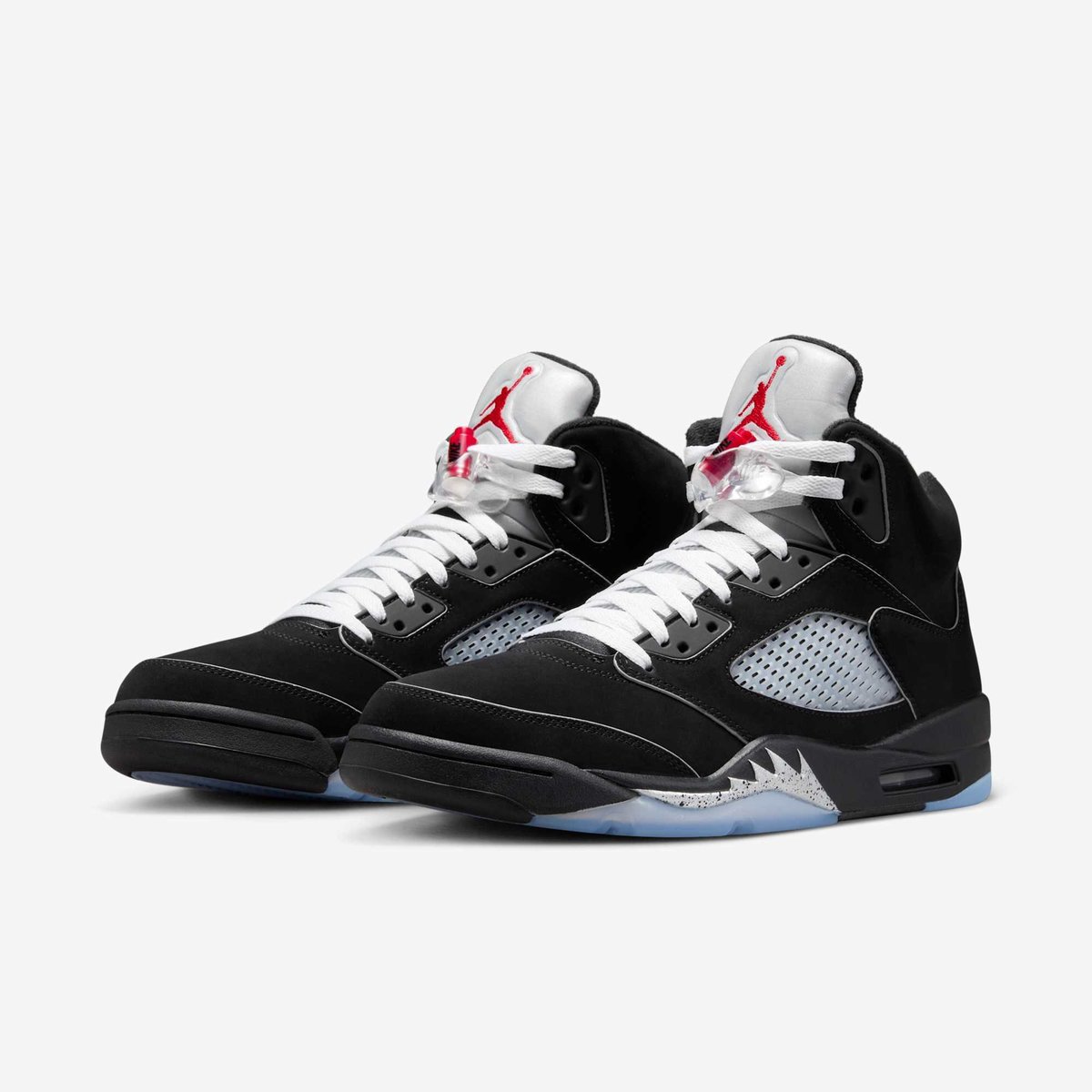 JustFreshKicks's tweet photo. A fight broke out at a Hibbett in Louisiana for the Air Jordan 5 Retro "Reimagined" 😱🤯🤦‍♂️ https://t.co/O691iCw2no