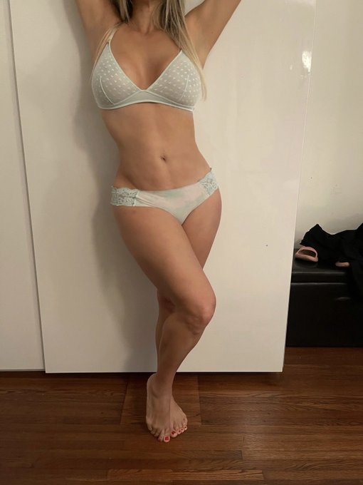 Watch Thesexywifefl's leaked NSFW photo on TwXstars